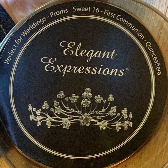 Elegant Expressions crystal and Silvertone crown with built in combs - Picture 4 of 5